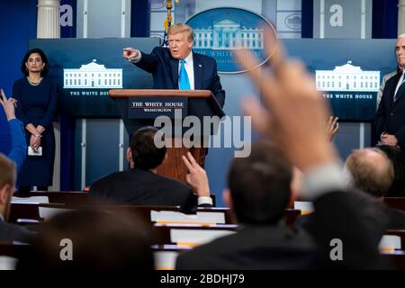 Il presidente degli Stati Uniti Donald Trump, prende una domanda da parte dei giornalisti durante il quotidiano COVID-19, briefing coronavirus nella Sala Stampa Briefing della Casa Bianca 7 aprile 2020 a Washington, DC. Amministratore dei Centri per Medicare e Medicaid Seema Verma si trova a sinistra. Foto Stock