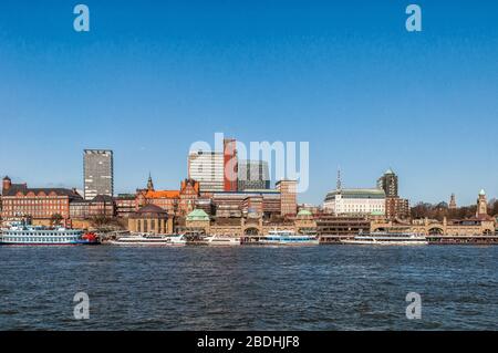 Lo skyline al molo nel porto di Amburgo Foto Stock