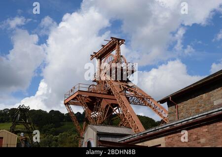 Rhondda Valley, Galles - Agosto 2017: Una ruota di testa di buca e l'ingranaggio tortuoso della vecchia collisioni Lewis Merthyr, che è ora il Parco del Patrimonio di Rondda Foto Stock