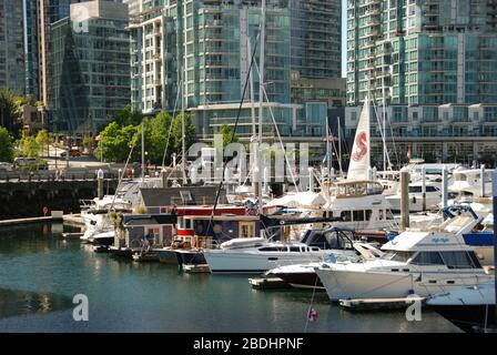 Vancouver, Canada - Settembre 2012: Barche nel porto di Vancouver con blocchi di appartamenti sul lungomare sullo sfondo Foto Stock
