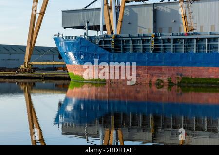 Nave blu in ormeggio e refezione. Foto Stock