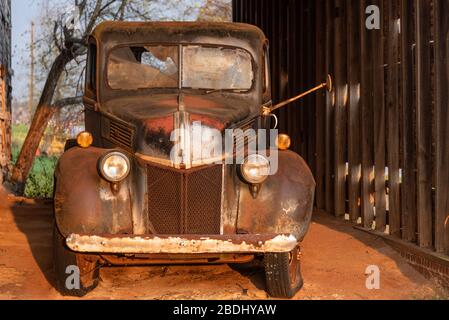 Vintage 1941 camion Ford e fienile stagionato nella contea di Peach, Georgia. (STATI UNITI) Foto Stock