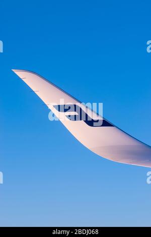 Finlandia Helsinki 2 MAR 2020 Logo blu delle compagnie aeree Finnair sull'ala dell'aereo di fronte al cielo blu Foto Stock