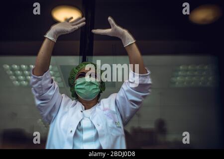 Barcellona, Spagna. 8 Aprile 2020. Il personale sanitario della Clinica Platone applaude e agita alle persone sui loro balconi che riconoscono il loro duro lavoro combattendo COVID-19 in un rituale quotidiano alla sera del 25 ° giorno di un blocco a livello nazionale a causa della continua diffusione del virus. La Spagna ha registrato di nuovo oltre 700 morti in un giorno e il numero dei decessi si sta dirigendo verso 15000 senza fine a vista. Credit: Matthias Oesterle/Alamy Live News Foto Stock