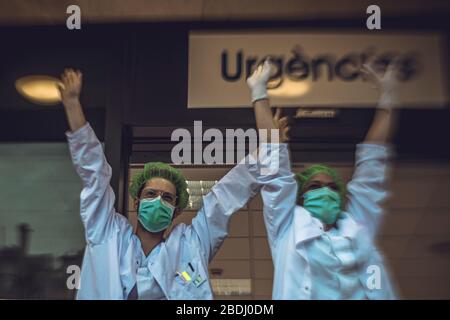 Barcellona, Spagna. 8 Aprile 2020. Il personale sanitario della Clinica Platone applaude e agita alle persone sui loro balconi che riconoscono il loro duro lavoro combattendo COVID-19 in un rituale quotidiano alla sera del 25 ° giorno di un blocco a livello nazionale a causa della continua diffusione del virus. La Spagna ha registrato di nuovo oltre 700 morti in un giorno e il numero dei decessi si sta dirigendo verso 15000 senza fine a vista. Credit: Matthias Oesterle/Alamy Live News Foto Stock