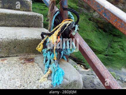 Inquinamento spiaggia micro plastica e industria della pesca commerciale corda di plastica scarta in mare. Cornwall Regno Unito. Credito: Robert Taylor/Alamy. Foto Stock