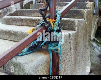 Inquinamento spiaggia micro plastica e industria della pesca commerciale corda di plastica scarta in mare. Cornwall Regno Unito. Credito: Robert Taylor/Alamy. Foto Stock