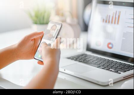 Utilizzo dello smartphone conversazione virtuale con amici, colleghi e videoconferenza con chat. Gruppo di persone che lavorano in modo intelligente da casa. Home quaranti Foto Stock