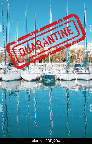 Concetto di blocco pandemico. Vista degli yacht a Marina di Cannes, Costa Azzurra, Francia con timbro rosso di quarantena sopra Foto Stock