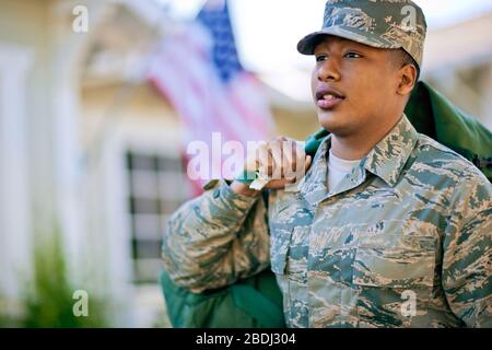Soldato che porta una borsa sulla spalla. Foto Stock