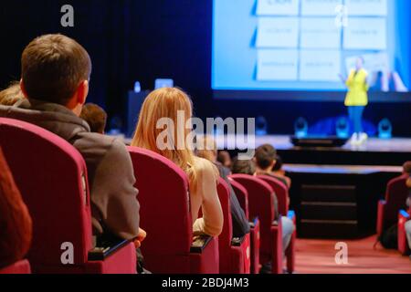 Pubblico ascolta docente al seminario Foto Stock
