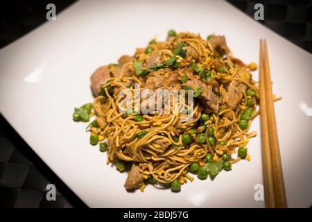Lisbona, Portogallo - 12 maggio 2018 : maiale e tagliatelle mescolare friggere Foto Stock