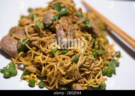 Lisbona, Portogallo - 12 maggio 2018 : maiale e tagliatelle mescolare friggere Foto Stock