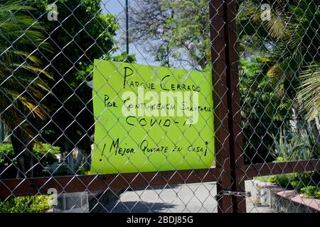 Covid-19 segno su parco chiuso a Cuernavaca, Messico Foto Stock