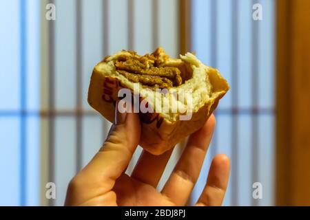 Tokyo, Giappone: 25 ottobre 2019: Pane al curry quadrato saporito con ripieno di salsa di curry e stampe di panda da Ueno Foto Stock