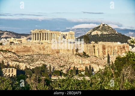 Vista panoramica del colle Acropolis, incoronato con il Partenone ad Atene, Grecia. Monte Lycabettus sullo sfondo. Vista aerea dalla collina di Filopappou Foto Stock