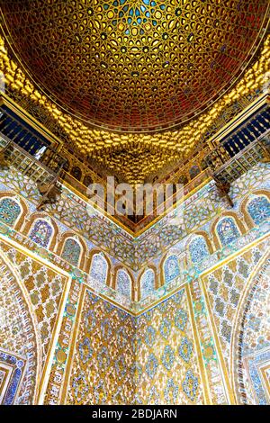 Cupola del soffitto della Sala degli Ambasciatori all'interno della Alcázar reale di Siviglia, Spagna Foto Stock