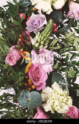 Sfondo floreale. Fiori diversi primo piano verticale Foto Stock