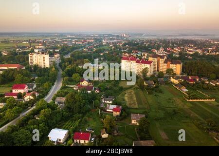 Paesaggio di antenna di piccole città o villaggio con file di case residenziali e il verde degli alberi. Foto Stock
