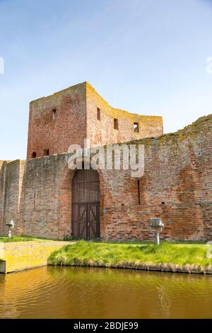 Il castello di Teylingen in rovina a Sassenheim nei Paesi Bassi. Ingresso. Foto Stock