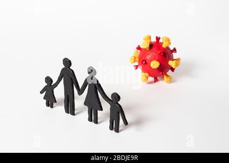 La famiglia si trova di fronte alla minaccia di infezione da coronavirus SARS-cov-2. COVID-19 Foto Stock