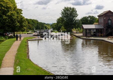 Narrowboats a Hatton Locks sul canale della grande Unione, Warwickshire, Inghilterra Foto Stock