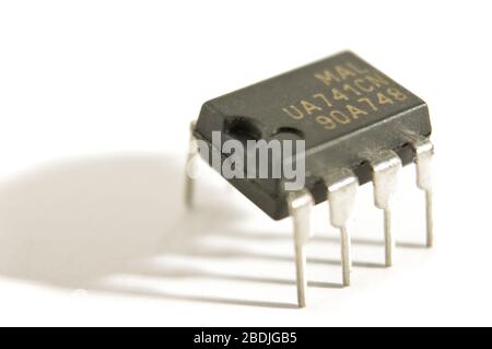 Primo piano dell'amplificatore operazionale IC a circuito integrato Foto Stock