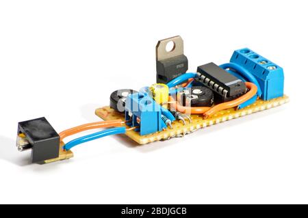 Circuito prototipo elettronico assemblato sulla scheda a circuito stampato universale Foto Stock