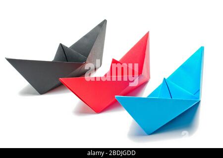 Carta nera, rossa e blu lato nave isolato sul bianco Foto Stock
