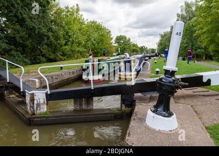 Narrowboats a Hatton Locks sul canale della grande Unione, Warwickshire, Inghilterra Foto Stock