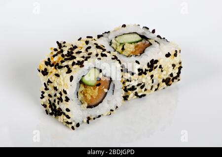 Tonni maki con semi di sesamo. Cucina giapponese Foto Stock