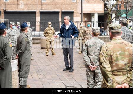 Bronx, NY, USA. 8 Aprile 2020. 8 aprile 2020 - Bronx, NY, Stati Uniti: New York City Mayor BILL DE BLASIO (D) accoglie i membri dell'aeronautica militare degli Stati Uniti che sono stati impiegati al Lincoln Hospital. Il sindaco è visto qui in un cortile del Lincoln Hospital con il personale delle forze aeree degli Stati Uniti. Credit: Michael Brochstein/ZUMA Wire/Alamy Live News Foto Stock