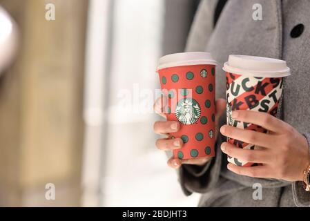 LONDON, Regno Unito - 15 Aprile 2019: Starbucks Coffee bicchiere di carta  per prendere il via sul bianco. Starbucks è il più grande del mondo coffee  house Foto stock - Alamy