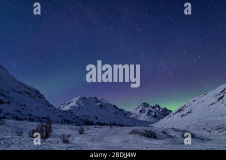 Aurora Borealis sulle montagne di Talkeetna e la Valle dell'Arcangelo all'Hatcher Pass nell'Alaska centro-meridionale. Foto Stock