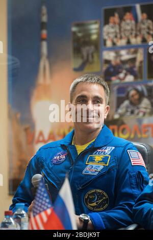 Baikonur, Kazakistan. 8 aprile 2020. Expedition 63 membro dell'equipaggio americano Chris Cassidy della NASA, durante una conferenza stampa mentre è sotto quarantena all'interno del Cosmonaut Hotel al Baikonur Cosmodrome 8 aprile 2020 a Baikonur, Kazakhstan. Soyuz MS16 lancerà alla Stazione spaziale Internazionale con Chris Cassidy della NASA, Anatoly Ivanishin e Ivan Vagner di Roscosmos il 9 aprile per una missione di sei mesi e mezzo presso il laboratorio orbitante. Credit: Andrey Shelepin/NASA/Alamy Live News Foto Stock