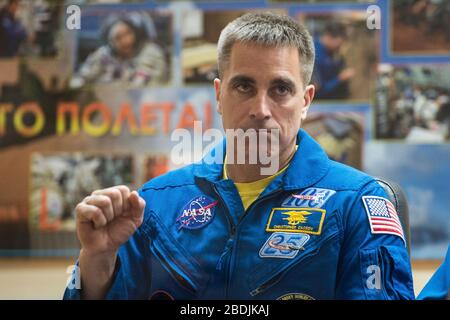 Baikonur, Kazakistan. 8 aprile 2020. Expedition 63 membro dell'equipaggio americano Chris Cassidy della NASA, durante una conferenza stampa mentre è sotto quarantena all'interno del Cosmonaut Hotel al Baikonur Cosmodrome 8 aprile 2020 a Baikonur, Kazakhstan. Soyuz MS16 lancerà alla Stazione spaziale Internazionale con Chris Cassidy della NASA, Anatoly Ivanishin e Ivan Vagner di Roscosmos il 9 aprile per una missione di sei mesi e mezzo presso il laboratorio orbitante. Credit: Andrey Shelepin/NASA/Alamy Live News Foto Stock