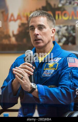 Baikonur, Kazakistan. 8 aprile 2020. Expedition 63 membro dell'equipaggio americano Chris Cassidy della NASA, durante una conferenza stampa mentre è sotto quarantena all'interno del Cosmonaut Hotel al Baikonur Cosmodrome 8 aprile 2020 a Baikonur, Kazakhstan. Soyuz MS16 lancerà alla Stazione spaziale Internazionale con Chris Cassidy della NASA, Anatoly Ivanishin e Ivan Vagner di Roscosmos il 9 aprile per una missione di sei mesi e mezzo presso il laboratorio orbitante. Credit: Andrey Shelepin/NASA/Alamy Live News Foto Stock