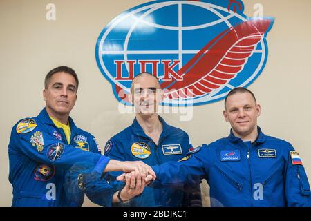 Baikonur, Kazakistan. 8 aprile 2020. Spedizione 63 membri dell'equipaggio Russi Ivan Vagner, destra, Anatoly Ivanishin, centro, di Roscosmos e americano Chris Cassidy della NASA, posa mentre sotto quarantena all'interno del Cosmonaut Hotel al Baikonur Cosmodrome 8 aprile 2020 a Baikonur, Kazakhstan. Soyuz MS16 lancerà alla Stazione spaziale Internazionale portando le tre il 9 aprile per una missione di sei mesi e mezzo al laboratorio orbitante. Credit: Andrey Shelepin/NASA/Alamy Live News Foto Stock