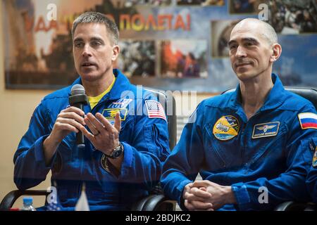 Baikonur, Kazakistan. 8 aprile 2020. Spedizione 63 membri dell'equipaggio russo Anatoly Ivanishin, a destra, di Roscosmos e americano Chris Cassidy della NASA, durante una conferenza stampa durante la quarantena all'interno del Cosmonaut Hotel al Baikonur Cosmodrome 8 aprile 2020 a Baikonur, Kazakhstan. Soyuz MS16 lancerà alla Stazione spaziale Internazionale portando le tre il 9 aprile per una missione di sei mesi e mezzo al laboratorio orbitante. Credit: Andrey Shelepin/NASA/Alamy Live News Foto Stock