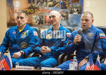 Baikonur, Kazakistan. 8 aprile 2020. Spedizione 63 membri dell'equipaggio Russi Ivan Vagner, destra, Anatoly Ivanishin, centro, di Roscosmos e americano Chris Cassidy della NASA, durante una conferenza stampa mentre sotto quarantena all'interno del Cosmonaut Hotel al Baikonur Cosmodrome 8 aprile 2020 a Baikonur, Kazakhstan. Soyuz MS16 lancerà alla Stazione spaziale Internazionale portando le tre il 9 aprile per una missione di sei mesi e mezzo al laboratorio orbitante. Credit: Andrey Shelepin/NASA/Alamy Live News Foto Stock