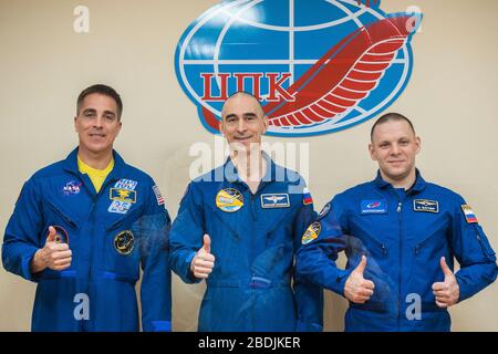 Baikonur, Kazakistan. 8 aprile 2020. Spedizione 63 membri dell'equipaggio Russi Ivan Vagner, destra, Anatoly Ivanishin, centro, di Roscosmos e americano Chris Cassidy della NASA, posa mentre sotto quarantena all'interno del Cosmonaut Hotel al Baikonur Cosmodrome 8 aprile 2020 a Baikonur, Kazakhstan. Soyuz MS16 lancerà alla Stazione spaziale Internazionale portando le tre il 9 aprile per una missione di sei mesi e mezzo al laboratorio orbitante. Credit: Andrey Shelepin/NASA/Alamy Live News Foto Stock