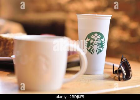 Bangkok, Tailandia - 3 Dicembre 2019: Starbucks Coffee take away tazze sul tavolo di legno Foto Stock