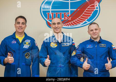 Baikonur, Kazakistan. 8 aprile 2020. Spedizione 63 membri dell'equipaggio Russi Ivan Vagner, destra, Anatoly Ivanishin, centro, di Roscosmos e americano Chris Cassidy della NASA, posa mentre sotto quarantena all'interno del Cosmonaut Hotel al Baikonur Cosmodrome 8 aprile 2020 a Baikonur, Kazakhstan. Soyuz MS16 lancerà alla Stazione spaziale Internazionale portando le tre il 9 aprile per una missione di sei mesi e mezzo al laboratorio orbitante. Credit: Andrey Shelepin/NASA/Alamy Live News Foto Stock