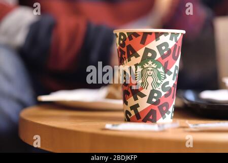 Bangkok, Tailandia - 3 Dicembre 2019: Starbucks Coffee take away tazze sul tavolo di legno Foto Stock