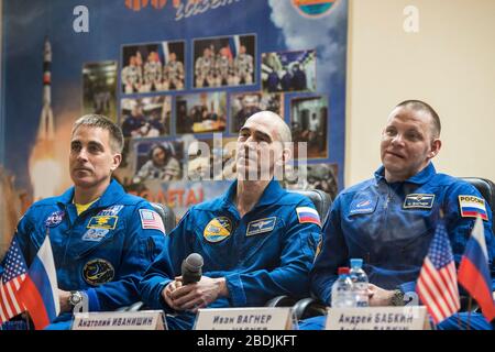 Baikonur, Kazakistan. 8 aprile 2020. Spedizione 63 membri dell'equipaggio Russi Ivan Vagner, destra, Anatoly Ivanishin, centro, di Roscosmos e americano Chris Cassidy della NASA, durante una conferenza stampa mentre sotto quarantena all'interno del Cosmonaut Hotel al Baikonur Cosmodrome 8 aprile 2020 a Baikonur, Kazakhstan. Soyuz MS16 lancerà alla Stazione spaziale Internazionale portando le tre il 9 aprile per una missione di sei mesi e mezzo al laboratorio orbitante. Credit: Andrey Shelepin/NASA/Alamy Live News Foto Stock