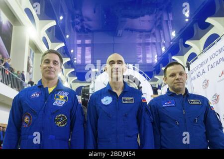 Spedizione 63 membri dell'equipaggio Russi Ivan Vagner, destra, Anatoly Ivanishin, centro, di Roscosmos e americano Chris Cassidy della NASA, posa durante gli esami di qualificazione dell'equipaggio presso il Centro di addestramento di Gagarin Cosmonaut 11 marzo 2020 a Star City, Russia. Soyuz MS16 lancerà alla Stazione spaziale Internazionale portando le tre il 9 aprile per una missione di sei mesi e mezzo al laboratorio orbitante. Foto Stock