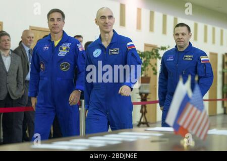 Spedizione 63 membri dell'equipaggio Russi Ivan Vagner, a destra, Anatoly Ivanishin, centro, di Roscosmos e americano Chris Cassidy della NASA, arrivano per gli esami di qualificazione al Gagarin Cosmonaut Training Center il 11 marzo 2020 a Star City, Russia. Soyuz MS16 lancerà alla Stazione spaziale Internazionale portando le tre il 9 aprile per una missione di sei mesi e mezzo al laboratorio orbitante. Foto Stock