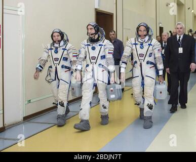 Spedizione 63 membri dell'equipaggio Russi Ivan Vagner, a sinistra, Anatoly Ivanishin, centro, di Roscosmos e americano Chris Cassidy della NASA, durante la seconda giornata di esami di qualificazione dell'equipaggio presso il Gagarin Cosmonaut Training Center 12 marzo 2020 a Star City, Russia. Soyuz MS16 lancerà alla Stazione spaziale Internazionale portando le tre il 9 aprile per una missione di sei mesi e mezzo al laboratorio orbitante. Foto Stock