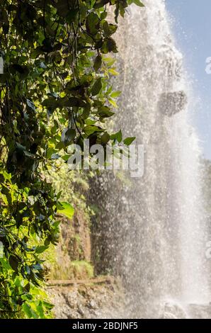Cascata su una piccola scogliera in un giorno soleggiato Foto Stock