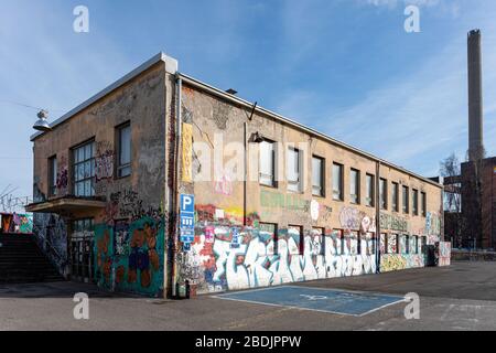 Graffiti edificio coperto in Suvilahti quartiere di Helsinki, Finlandia Foto Stock